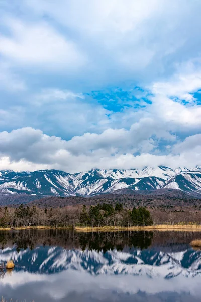 Krásné Jezero Odrážející Modrou Oblohu Jako Zrcadlo Zvlněné Pohoří Lesy — Stock fotografie