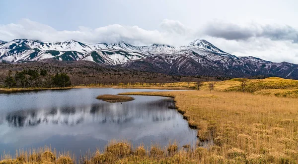 Όμορφη Λίμνη Και Τροχαίο Οροσειρά Την Άνοιξη Ηλιόλουστη Μέρα Μεγάλο — Φωτογραφία Αρχείου
