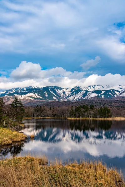 Krásné Jezero Odrážející Modrou Oblohu Jako Zrcadlo Zvlněné Pohoří Lesy — Stock fotografie