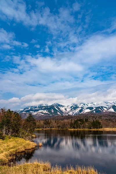 Krásné Jezero Odrážející Modrou Oblohu Jako Zrcadlo Zvlněné Pohoří Lesy — Stock fotografie