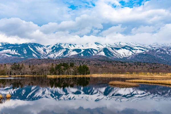 Όμορφη Λίμνη Που Αντανακλά Μπλε Ουρανό Σαν Καθρέφτης Κυλιόμενη Οροσειρά — Φωτογραφία Αρχείου