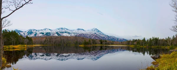 Belo Lago Refletindo Céu Azul Como Espelho Rolando Gama Montanhas — Fotografia de Stock