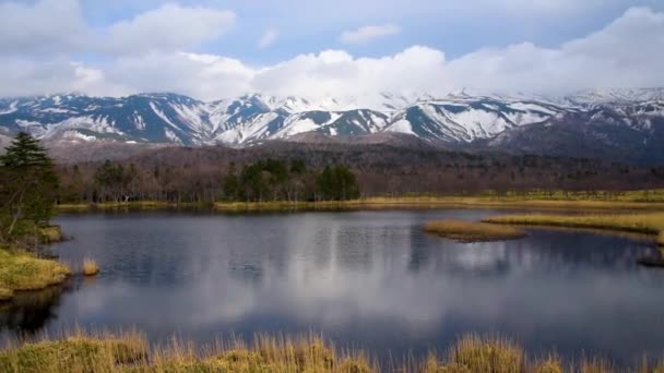 Hermoso Lago Cordillera Ondulada Primavera Día Soleado Paisaje Belleza Natural — Vídeo de stock