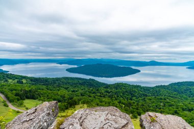 Yaz mevsiminde Kussharo Gölü güneşli bir gün. Bihoro-toge 'dan doğal manzara gözcü bakış açısı. Akan Mashu Ulusal Parkı, Hokkaido, Japonya