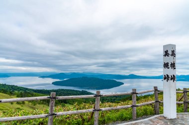 Yaz mevsimi güneşli bir günde Kussharo Gölü 'nün doğal manzarası. Akan Mashu Ulusal Parkı, Hokkaido, Japonya. Çeviri: Bihoro-toge pası