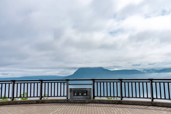 Plataforma de observación del lago Mashu. La superficie del lago a menudo oscurecido por la niebla en la temporada de verano, dado el lago una reputación de misterio. Hokkaido, Japón. Traducción: Lago Mashu, Parque Nacional Akan —  Fotos de Stock