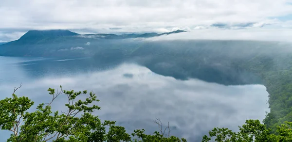 Természetes táj a Mashu-tó kilátójából. A tó felszínét gyakran elhomályosítja a köd a nyári szezonban, tekintve a tó hírnevét rejtélyességéről. Akan Mashu Nemzeti Park, Hokkaido, Japán — Stock Fotó
