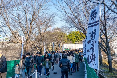 Kumamoto, Japonya - Ocak 12020: Yeni yıl tatilinde Kumamoto Kalesi 'ni ziyaret eden turistler. Şato 2016 depreminde hasar gördü. Şu anda kaleyi onarma çabaları başladı.