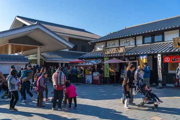 Kumamoto Bölgesi, Japonya - Ocak 01 2020: Sakura-no-Baba Johsaien, Kumamoto şehrinde yeni yıl tatili sırasında. Ziyaretçilere yiyecek, tarih ve kültür gelenekleri sevilen bir turizm merkezi
