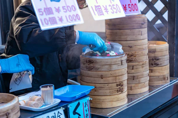 일본 구마모토 현, 2020 년 1 월 01 일: 쿠마 몬 이 쿠마 모토시에 있는 사 쿠라 노 바바 조사 이엔 성 마을에서 팔리는 지역 음식인 만두를 증류. 인기있는 관광 명소 — 스톡 사진