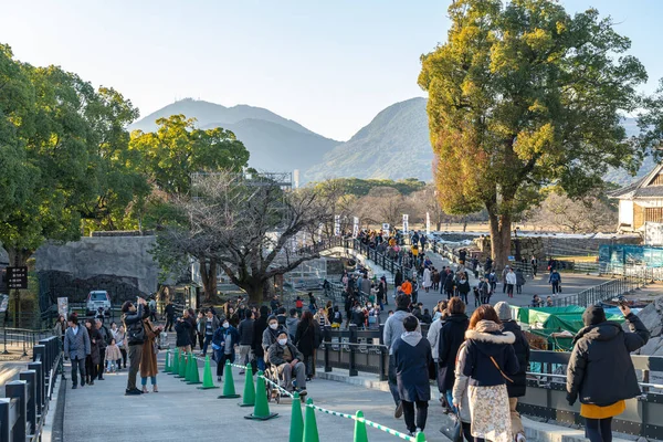 Kumamoto, Giappone - 1 gennaio 2020: i turisti visitano il Castello di Kumamoto durante le vacanze di Capodanno. Il castello ha subito danni nel terremoto del 2016. Nel presente sono iniziati gli sforzi per la riparazione del castello — Foto Stock