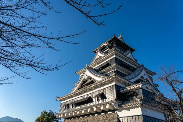 Castello di Kumamoto nel 2020. Il castello ha subito danni nel terremoto del 2016. Nel presente sono iniziati gli sforzi per la riparazione del castello. Prefettura di Kumamoto, Giappone — Foto Stock