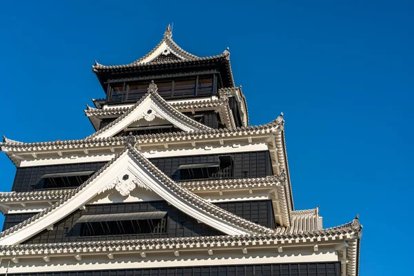 Castello di Kumamoto nel 2020. Il castello ha subito danni nel terremoto del 2016. Nel presente sono iniziati gli sforzi per la riparazione del castello. Prefettura di Kumamoto, Giappone — Foto Stock