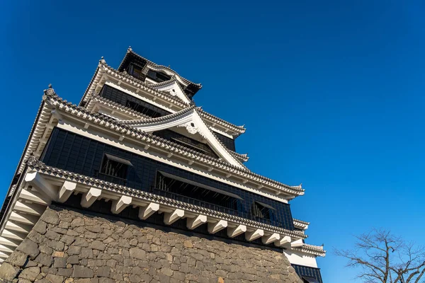 Castello di Kumamoto nel 2020. Il castello ha subito danni nel terremoto del 2016. Nel presente sono iniziati gli sforzi per la riparazione del castello. Prefettura di Kumamoto, Giappone — Foto Stock