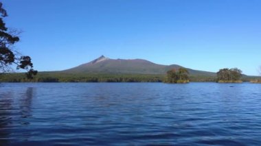 Güneşli bir günde Onuma Gölü 'nden manzara. Hokkaido Koma-ga-take ve arka planda açık mavi gökyüzü. Onuma Quasi Ulusal Parkı. Nanae Kasabası, Oshima Bölgesi, Hokkaido, Japonya