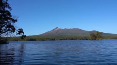 Güneşli bir günde Onuma Gölü 'nden manzara. Hokkaido Koma-ga-take ve arka planda açık mavi gökyüzü. Onuma Quasi Ulusal Parkı. Nanae Kasabası, Oshima Bölgesi, Hokkaido, Japonya