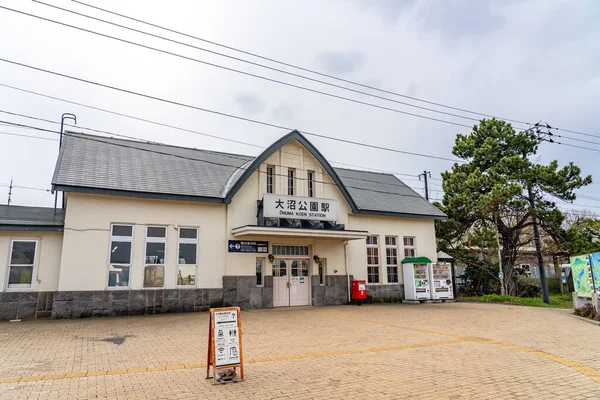 Hokkaido, Giappone - 30 aprile 2019: Stazione Onuma-Koen. Una stazione ferroviaria sulla JR Hokkaido Hakodate Main Line in Town Nanae — Foto Stock