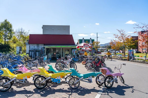 Хоккайдо, Япония - 15 октября 2019 года: Туристы ездят на арендованном велосипеде в Национальном парке Онума Квази. Таун-Нанаэ, субпрефектура Осима — стоковое фото
