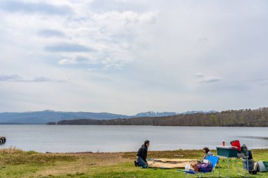 Hokkaido, Japonya - 30 Nisan 2019: Higashi-Onuma Kamp alanı Onuma Quasi-Ulusal Parkı. Nanae Kasabası, Oshima Bölgesi