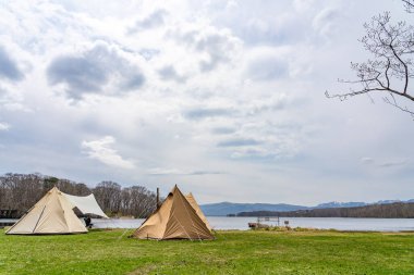 Onuma Quasi Ulusal Parkı 'ndaki Higashi-Onuma Kamp Alanı. Nanae Kasabası, Oshima Bölgesi, Hokkaido, Japonya