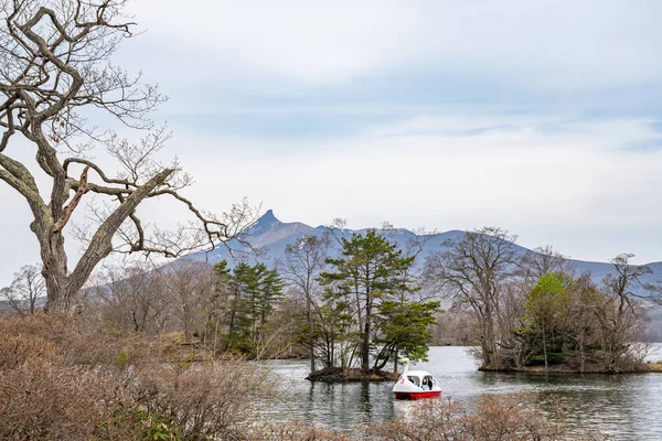 Hokkaido, Japon - 30 avril 2019 : Vue sur le paysage depuis le lac Onuma avec Mt. Hokkaido Koma-ga-take en arrière-plan. Parc national d'Onuma. Ville Nanae, sous-préfecture d'Oshima — Photo