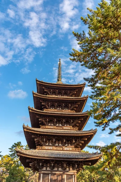 Пятиэтажная пагода внутри буддийского храма Кофуку-дзи. один из мощных семи великих храмов в городе Нара, префектура Нара, Япония — стоковое фото