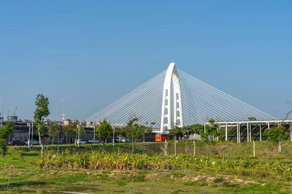Тайчжун, Тайвань - APR 10, 2029: Konan Ai-Qin Bridge, the new landmark in Taichung City, Central Taiwan Science Park — стоковое фото