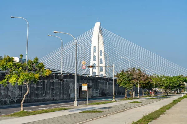 Тайчжун, Тайвань - APR 10, 2032: Konan Ai-Qin Bridge, the new landmark in Taichung City, Central Taiwan Science Park — стоковое фото