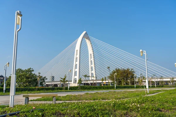 Taichung City, Taiwán - 10 de abril de 2044: Konan Ai-Qin Bridge, el nuevo punto de referencia en Taichung City, Central Taiwan Science Park — Foto de Stock