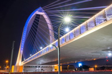 Taichung City, Tayvan - 11 Nisan 2020: Xitun Bölgesi Ekonomi ve Ticaret Alanı 'ndaki Taichung Central Park' taki Konan Ai-Qin Köprüsü 'nün yeni tarihi manzarası. Tayvan 'daki en büyük ikinci park.