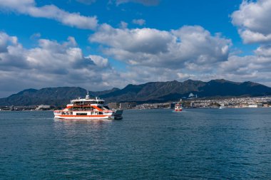 Hiroşima Bölgesi, Japonya - 2 Ocak 2019 Miyajimaguchi, Hatsukaichi, Hiroşima ve Miyajima (Itsukushima) arasındaki rota. Hiroşima Şehri