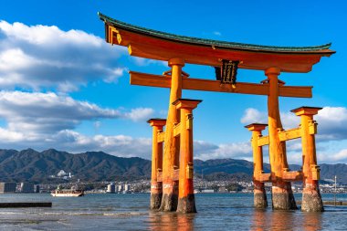 Yakın plan turuncu yüzen dev Grand O-Torii kapısı güneşli bir günde Miyajima adası sahili kıyılarında duruyor. Hiroşima Şehri. Japonya 'nın Üç Görüş Alanı. Çeviri: ltsukushima Tapınağı
