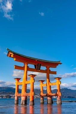 Yakın plan turuncu yüzen dev Grand O-Torii kapısı güneşli bir günde Miyajima adası sahili kıyılarında duruyor. Hiroşima Şehri. Japonya 'nın Üç Görüş Alanı. Çeviri: ltsukushima Tapınağı