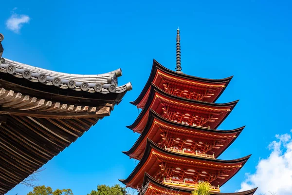 Храм Тоёкуни (Senjokaku) Пятиэтажная пагода на острове Миядзима, Хиросима, префектура Хиросима, Япония — стоковое фото