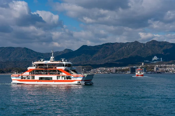 Prefectura de Hiroshima, Japón - 02 ENE 2019: Ferry de Miyajima, ruta entre Miyajimaguchi, Hatsukaichi, Hiroshima y Miyajima (Itsukushima). Ciudad de Hiroshima —  Fotos de Stock