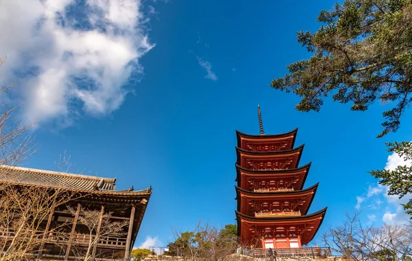 Sacrario Toyokuni (Senjokaku) Pagoda a cinque piani nell'isola di Miyajima, città di Hiroshima, Prefettura di Hiroshima, Giappone — Foto Stock