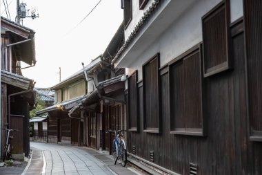 Alacakaranlıkta Takehara Şehri Koruma Alanı. Sokaklar Edo, Meiji dönemlerinden kalma eski binalarla, Takehara, Hiroşima, Japonya 'daki popüler turistik merkezlerle doluydu.