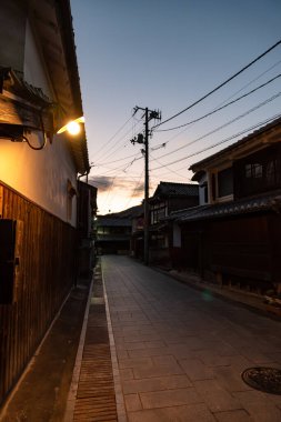 Hiroşima Bölgesi, Japonya - Ocak 03 2019: Alacakaranlıkta Takehara Şehri Koruma Alanı. Sokaklar, Takehara şehrinin popüler turistik merkezlerinden biri olan Edo, Meiji dönemlerinden kalma eski binalarla doluydu.