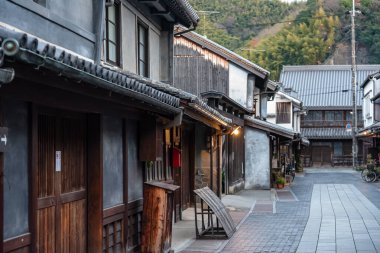 Alacakaranlıkta Takehara Şehri Koruma Alanı. Sokaklar Edo, Meiji dönemlerinden kalma eski binalarla, Takehara, Hiroşima, Japonya 'daki popüler turistik merkezlerle doluydu.