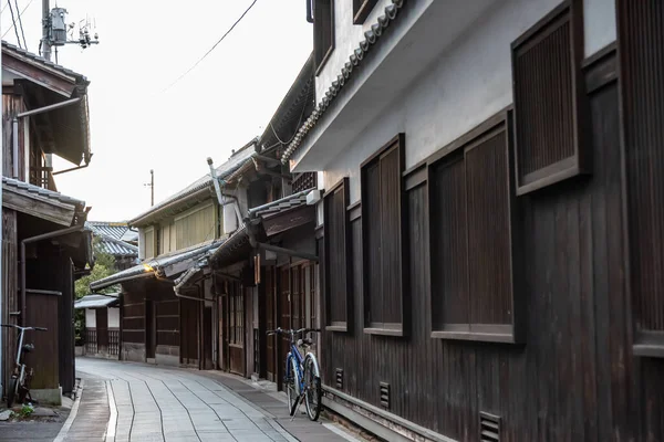 Takehara Townscape Conservation Área en el atardecer. Las calles bordeadas de edificios antiguos de Edo, períodos Meiji, una atracción turística popular en la ciudad de Takehara, Prefectura de Hiroshima, Japón — Foto de Stock