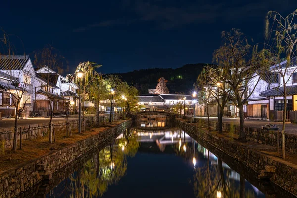 Okayama, Japón - 27 dic 2019: Kurashiki Bikan Historical Quarter light up at night. Townscape conocido por las paredes blancas característicamente japonesas de residencias y sauces que bordean las orillas del río — Foto de Stock