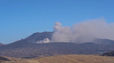 Ocak ayında Kusasenri ovasında, Mt. Arka planda Naka (ayrıca Nakadake veya Naka-Dake olarak da bilinir). Aso Kuju Ulusal Parkı, Kumamoto Bölgesi, Japonya