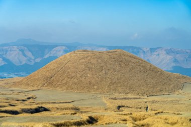 Ocak ayında Komezuka, Aso Kuju Ulusal Parkı 'nda bir volkanik koni. Çevresini ve yüzeyini bir çim tarlası kaplıyor. Kumamoto Bölgesi, Japonya