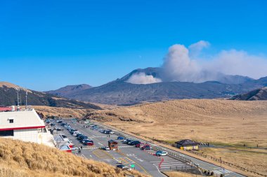 Kumamoto Bölgesi, Japonya - 4 Ocak 2020: Kusasenri ovası, Mt. Arka planda Naka (ayrıca Nakadake veya Naka-Dake olarak da bilinir). Aso Kuju Milli Parkı