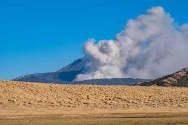 Ocak ayında Kusasenri ovasında, Mt. Arka planda Naka (ayrıca Nakadake veya Naka-Dake olarak da bilinir). Aso Kuju Ulusal Parkı, Kumamoto Bölgesi, Japonya