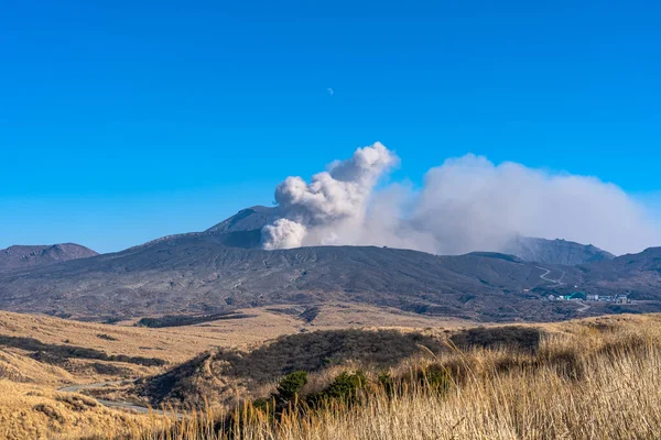 Kusasenri prairie observatie in januari, roken Mt. Naka (ook wel Nakadake of Naka-Dake genoemd) op de achtergrond. Nationaal park Aso Kuju, prefectuur Kumamoto, Japan — Stockfoto