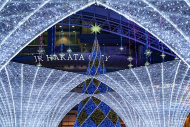 Fukuoka Bölgesi, Japonya - Ocak 01 2020: Hikari-no-Machi HAKATA 2019 Kış Aydınlatma etkinlikleri. JR Hakata İstasyonu 'nun önündeki plazada.