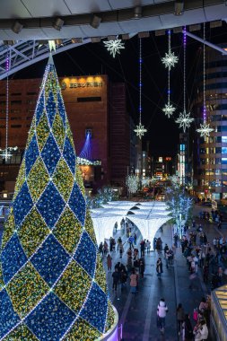 Fukuoka Bölgesi, Japonya - Ocak 01 2020: Hikari-no-Machi HAKATA 2019 Kış Aydınlatma etkinlikleri. JR Hakata İstasyonu 'nun önündeki plazada.