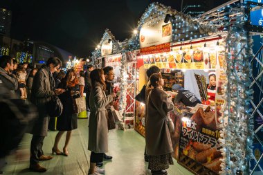Osaka, Japonya - 24 Aralık 2019: Osaka Işık Festivali. Kış aydınlatma olayları, Midosuji Aydınlanma, Hikari Rönesansı. Popüler turizm merkezi, tatil için seyahat merkezi