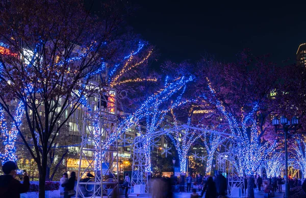 Osaka, Giappone - 24 dicembre 2019: Festival delle Luci a Osaka. Gli eventi di illuminazione invernale, Illuminazione Midosuji, Rinascimento Hikari. popolare attrazione turistica, meta di viaggio per le vacanze — Foto Stock